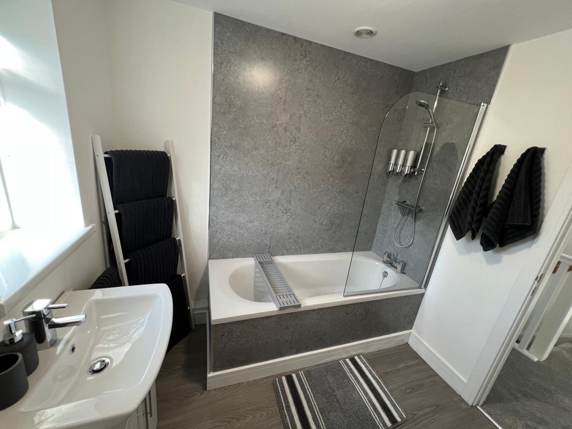Modern, Two Double Bedroom House With Free Parking Chepstow Extérieur photo