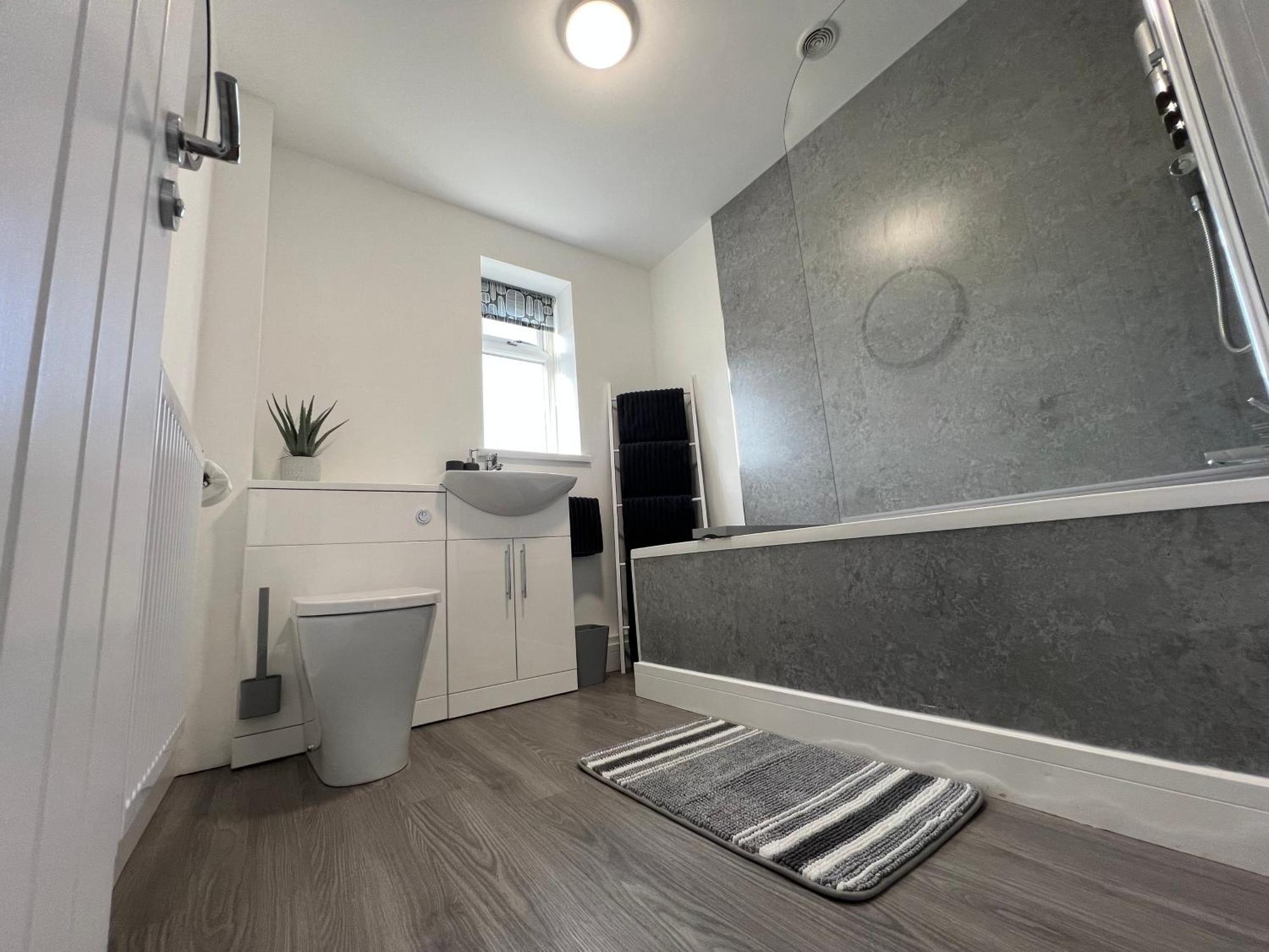Modern, Two Double Bedroom House With Free Parking Chepstow Extérieur photo