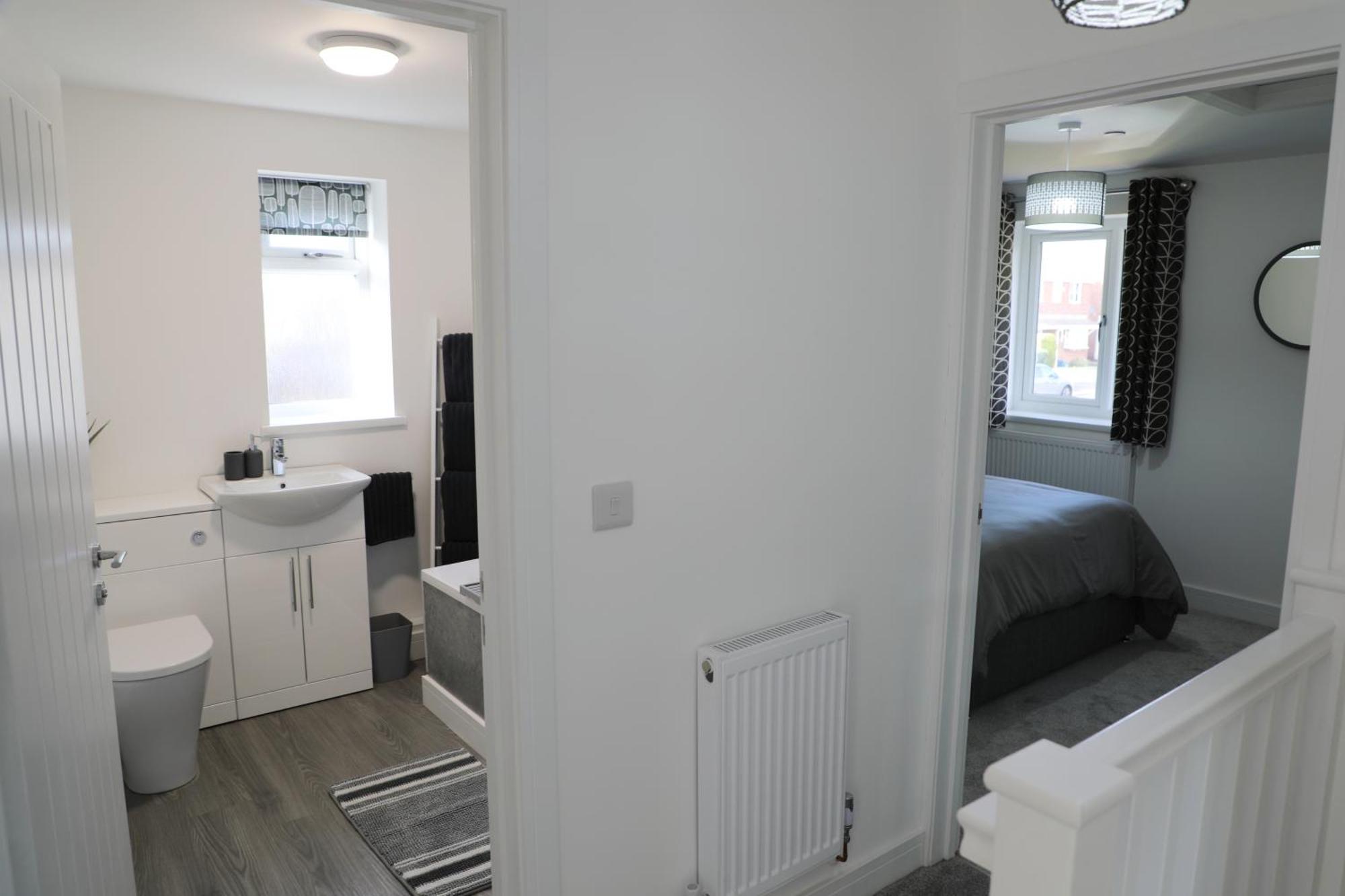 Modern, Two Double Bedroom House With Free Parking Chepstow Extérieur photo